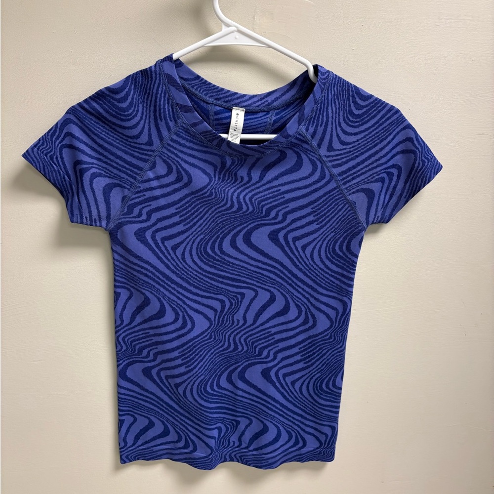 ATHLETA momentum tee - purple swirl